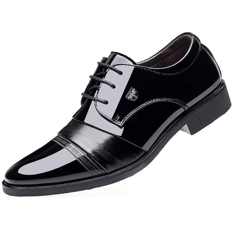 Chaussures de ville en cuir pour homme, modèles à lacets plats et finition polie, en cuir verni noir avec un rendu brillant et un panneau contrasté blanc au niveau de l’avant-pied.