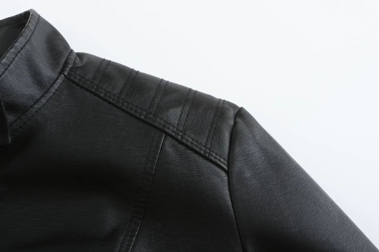Veste motard en faux cuir noire avec col montant et panneaux d’épaules cousus, montrée du côté arrière