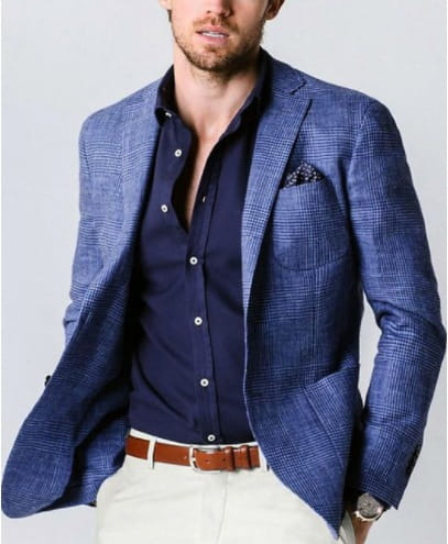 Herren-British-Style-Casual-Blazer-Anzug aus blauem Karomuster-Stoff mit dezentem Strukturmuster und passendem Einstecktuch.