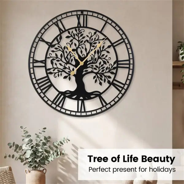 Horloge murale en métal noir présentant un design détaillé d’arbre de vie avec des chiffres romains et des aiguilles à tons dorés, mesurant 27 pouces.