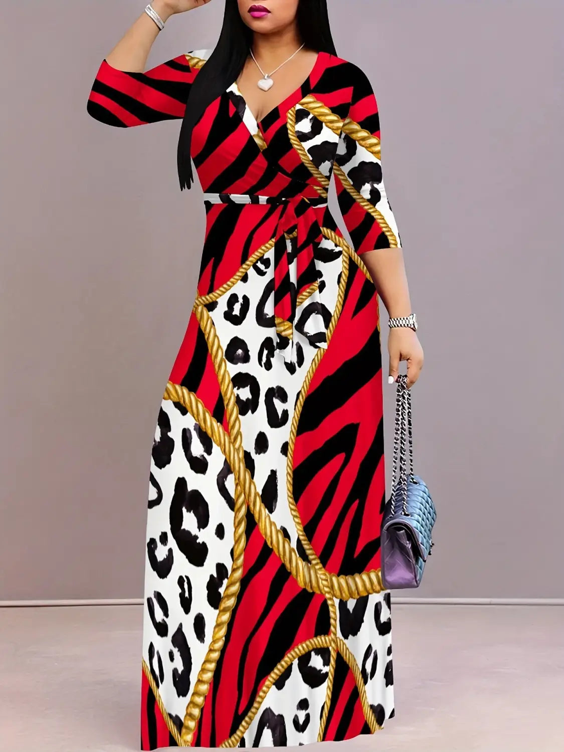 Élégante robe longue maxi à manches trois quarts imprimées aux couleurs vives rouge, noir et blanc, avec un imprimé léopard audacieux, des rayures zébrées, et des détails de cordage doré.