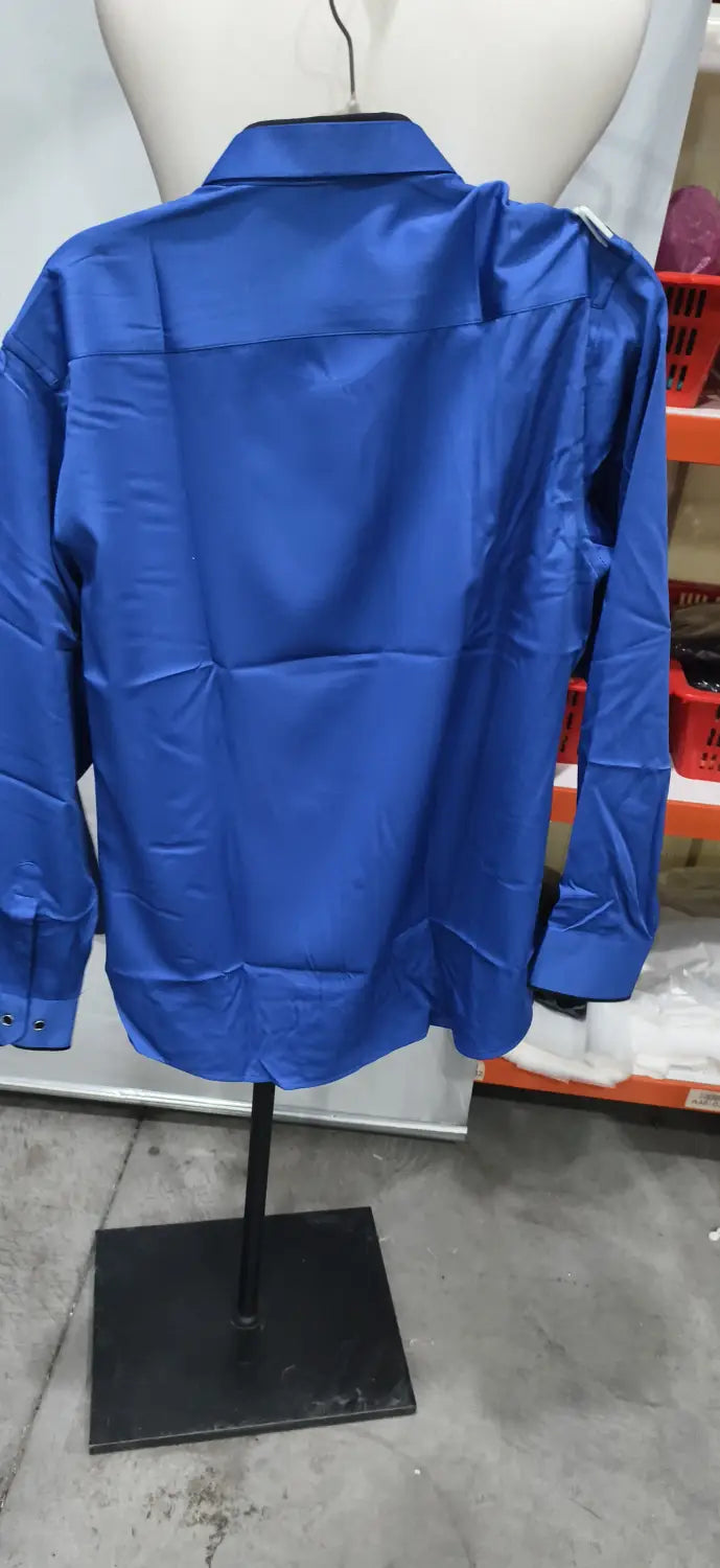 Herren Stretch-Anzughemd mit Kontrastkragen in kräftigem königsblauem Satin, mit klassischem Kragen und langen Ärmeln, auf einem Mannequin präsentiert.
