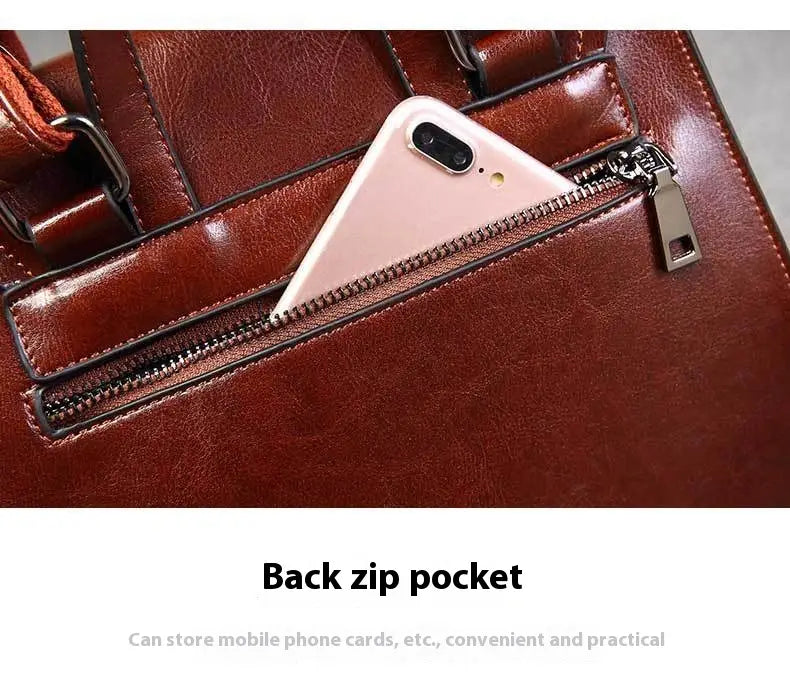 Bolso bandolera de cuero marrón en estilo retro, que muestra el lado trasero con un bolsillo con cremallera que contiene un teléfono inteligente rosa