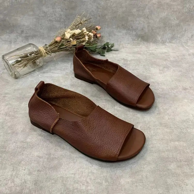 Sandalias de cuero color marrón con diseño retro de suela blanda y punta descubierta texturizada, con un estilo sencillo tipo calce.