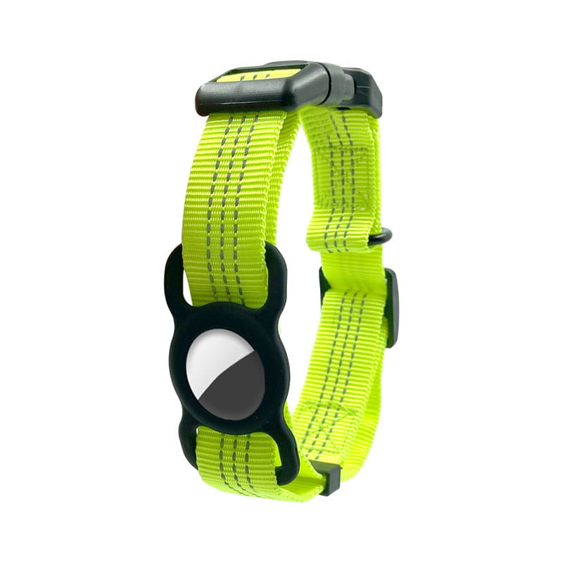 Leuchtendes Neon-Grün reflektierendes GPS-Hundehalsband aus Nylon mit einer schwarzen Kunststoffschnalle und einer runden Trackerhalterung.