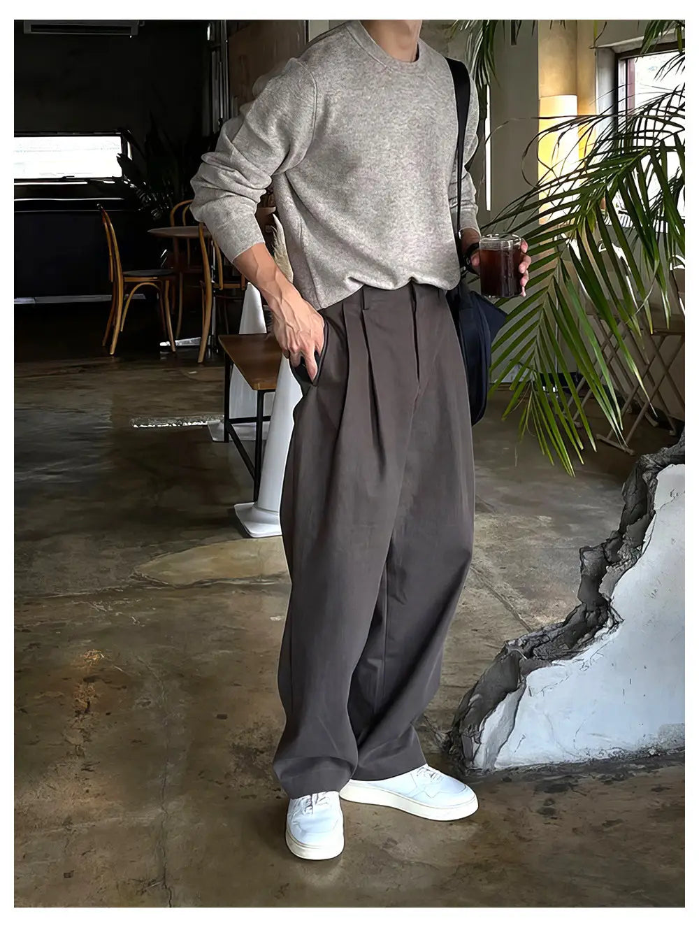 Pantalones de vestir anchos plisados color gris carbón, de caída holgada para hombre, diseñados para uso formal y profesional.
