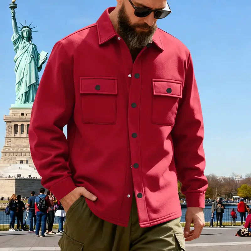 Eine kräftige rote schwere Fleece-Innenjacke für Herren mit langen Ärmeln, Knopfleiste vorne, zwei Brusttaschen und dunklen Knöpfen.
