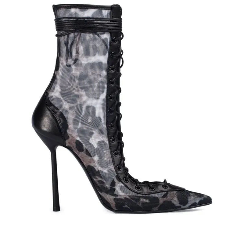 Bottine noire à lacets en mesh à bout pointu, talon aiguille haut, avec superposition en mesh à motif floral gris et noir translucide, et des accents en cuir pleine fleur au niveau du bout, du talon et des côtés à lacets