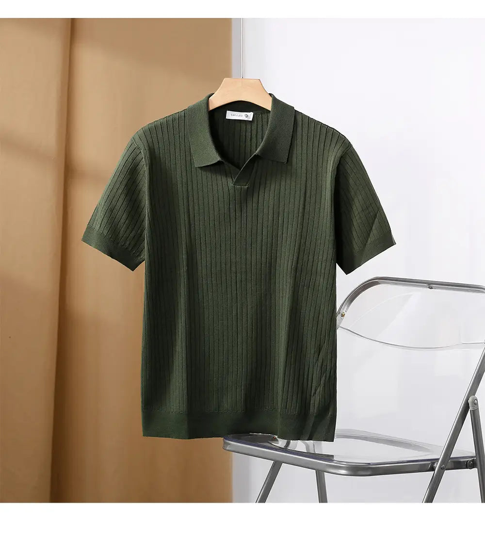 Dunkelgrünes geripptes Strick-Poloshirt mit klassischem Kragen und kurzen Ärmeln, als gestreiftes Jacquard-Strick-Poloshirt vorgestellt.