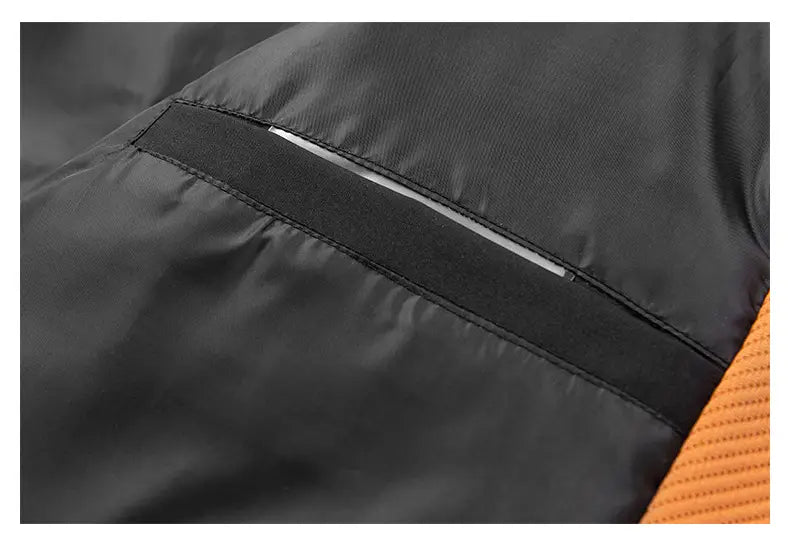 Chaqueta acolchada tipo puffer para hombre negra de nailon con estampado de letras y capucha, con una franja reflectante a lo largo de la costura, mostrada desde el lado posterior.