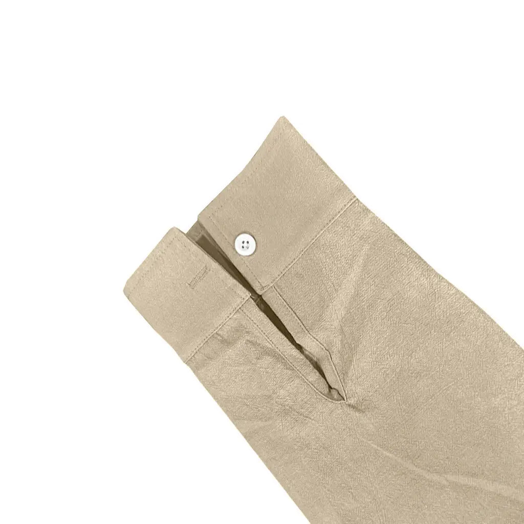 Beiger Leinenhemd-Ärmelbund mit weißem Knopfdetail, aus dem Set mit Herren-Leinenhemd und -Hose