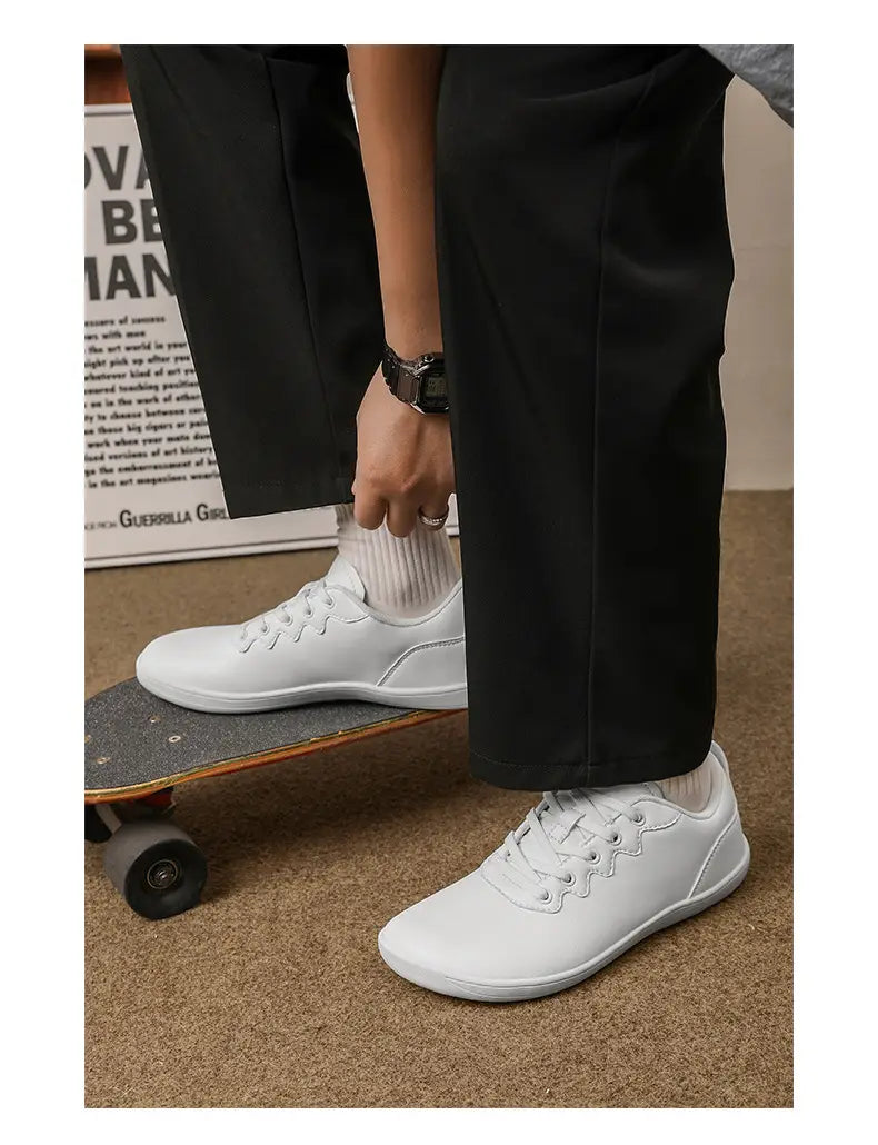 Weiße Leder-Outdoor-Sneaker im Low-Top-Format mit schlankem, minimalistischem Design und dezenten Nähten für den Freizeitgebrauch.