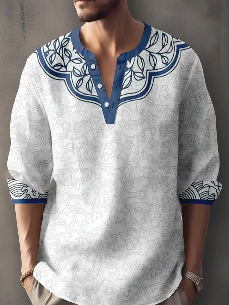 Weißes Bambus-Leinen Langarmhemd für Herren mit blauen bestickten Blattmustern und dezenten grauen floralen Motiven sowie passendem Kragen.