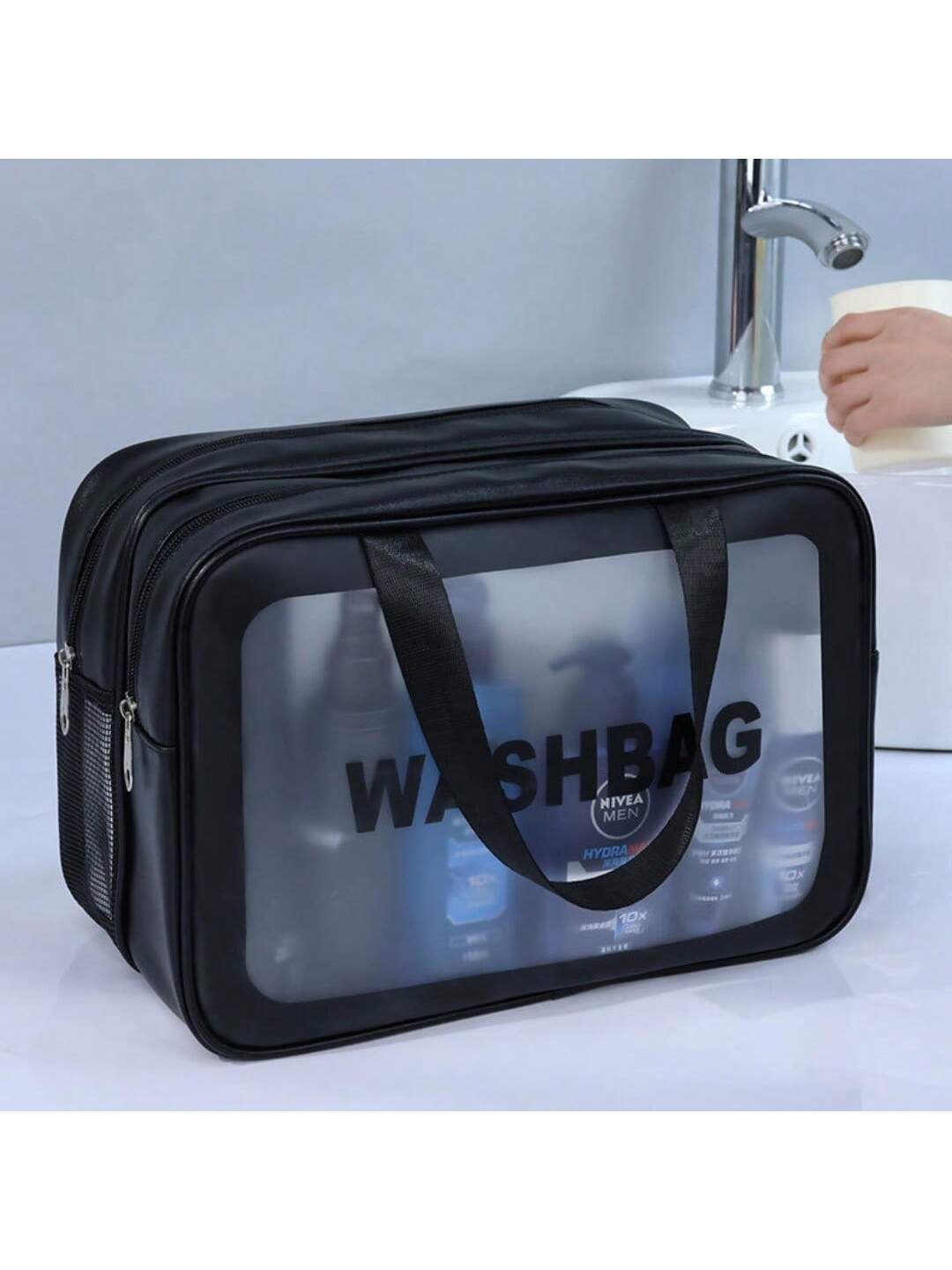 Schwarze transparente Waschtasche mit schwarzen Griffen und Reißverschlüssen; mit markantem washbag-Etikett für Reisekosmetiktasche mit Trennung von trocken und nass und Wäsche-Organizer.