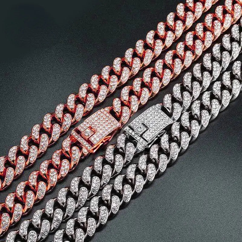 deux colliers pour animal en chaîne cubaine sertis de diamants, en or rose et en argent, conçus pour un look élégant et luxueux