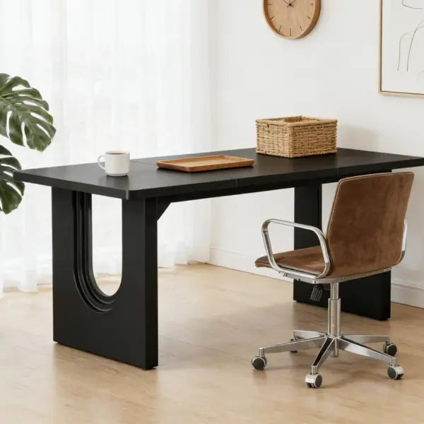71-Zoll-schwarzer Schreibtisch für das Büro des Geschäftsführers mit geschwungenen eingelassenen Beinen und einer glatten, matten Oberfläche.