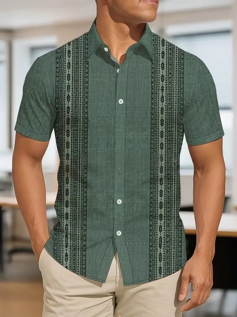 Chemise à manches courtes style coréen à coupe slim pour homme, en tissu texturé vert olive, avec des rayures verticales en motif géométrique noir à l’avant et sur les manches.