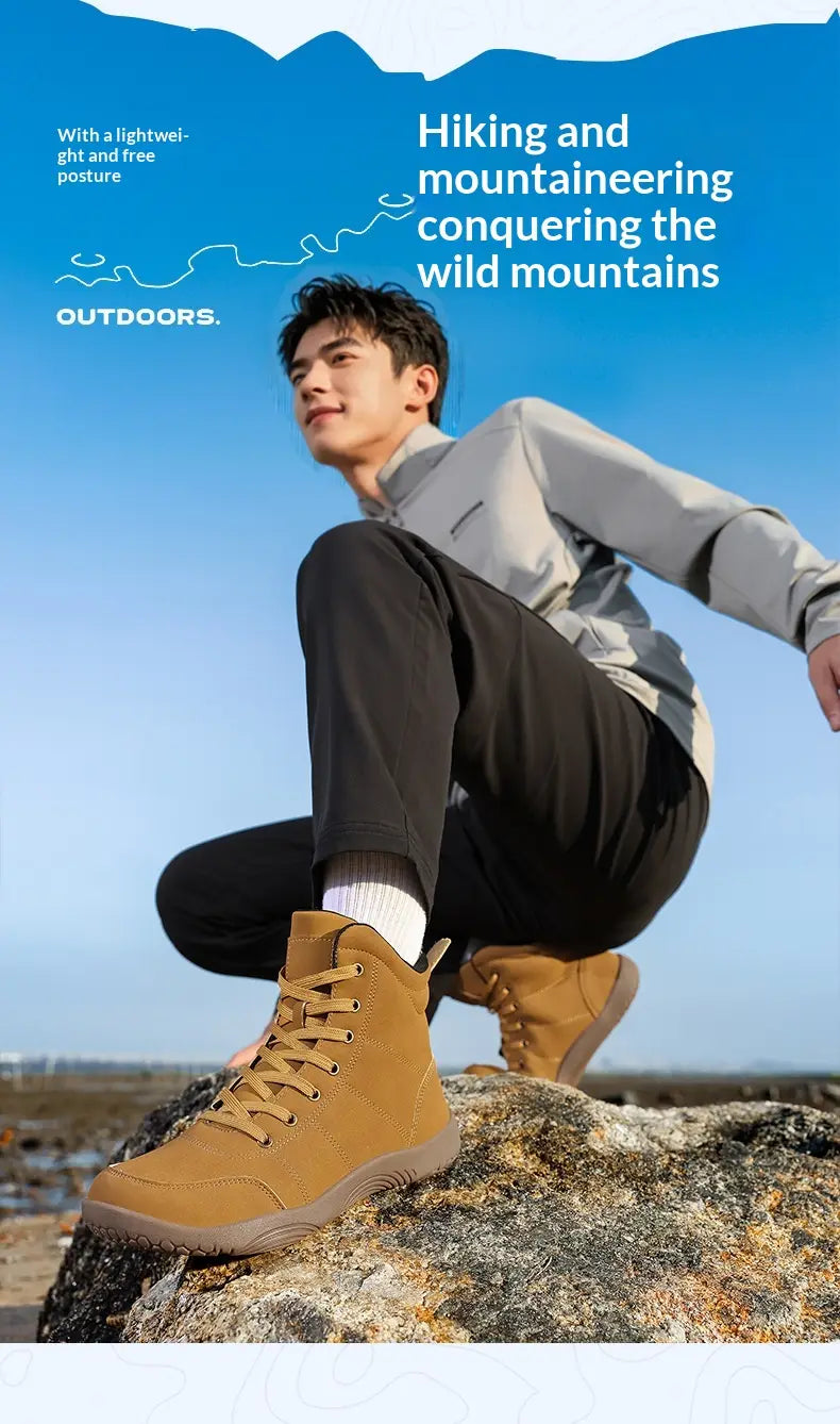 Hellbraune High-Top-Led­er-Wanderstiefel mit breitem Zehdesign, Schnürsenkeln und einer robusten Sohle für den Outdoorsport