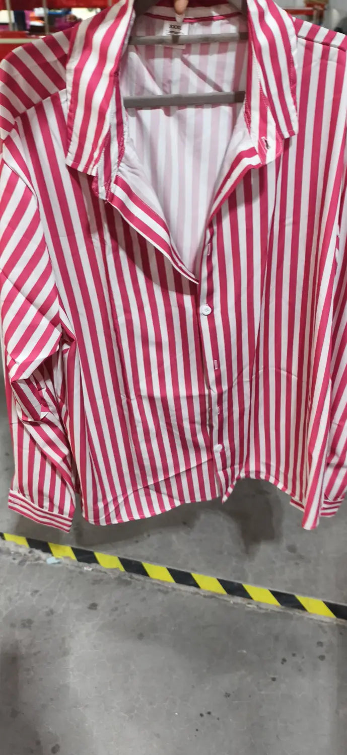 Chemise décontractée à manches longues rayée verticalement rose et blanc pour hommes, en tissu de coton doux, avec col classique.