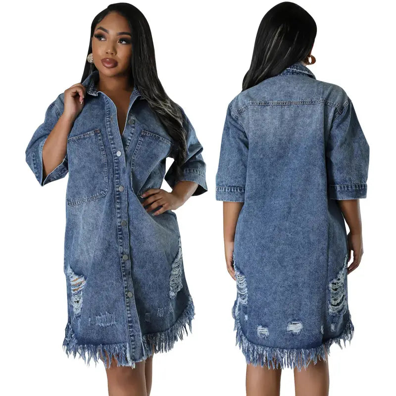 Robe chemise midi en denim bleu, avec empiècements abîmés et ourlet effiloché, pour un look décontracté et élégant.