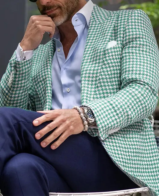 Eine grüne und weiße Hahnentritt-Slim-Fit-Anzugjacke aus gemustertem Stoff für formelle Anlässe.