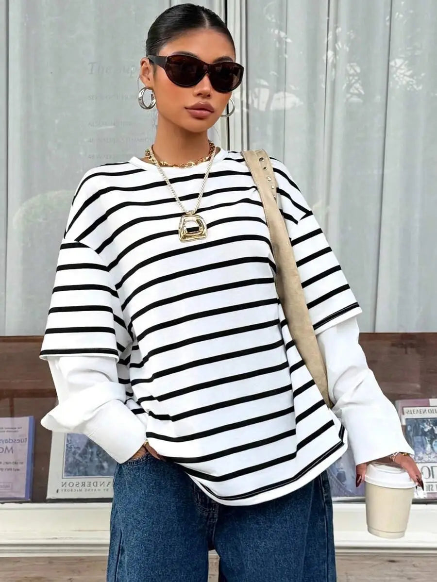 Sudadera con capucha oversize de manga larga con rayas horizontales negro y blanco con mangas interiores en capas, diseñada como una prenda tipo conjunto falso de dos piezas