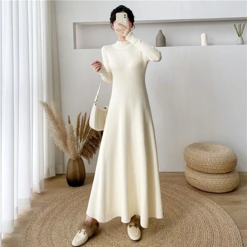 Robe midi en maille élégante à col montant et manches longues de couleur crème, en tissu côtelé, avec encolure haute et manches longues.