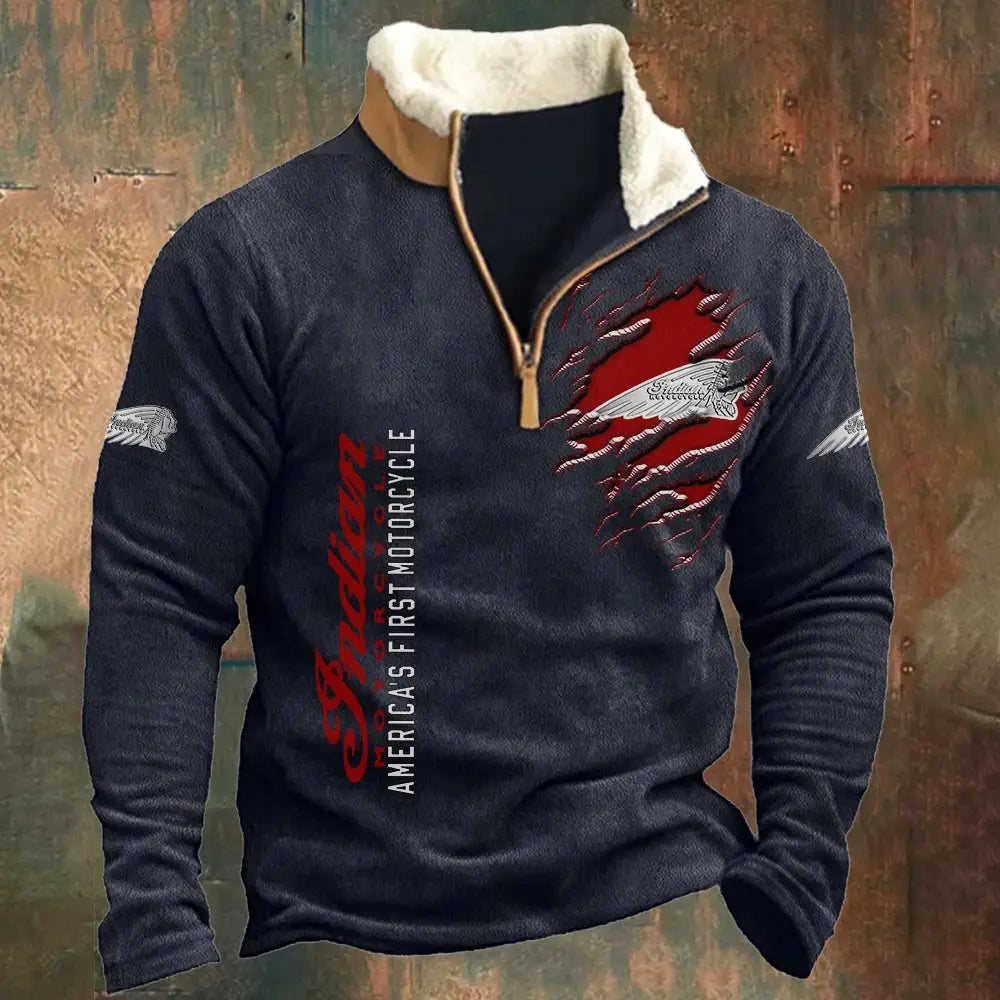 Suéter para hombre de media cremallera con cuello de borrego en azul oscuro, con cuello de lana polar color crema y diseño gráfico de Harley-Davidson Indian Motorcycle en rojo en el frente.