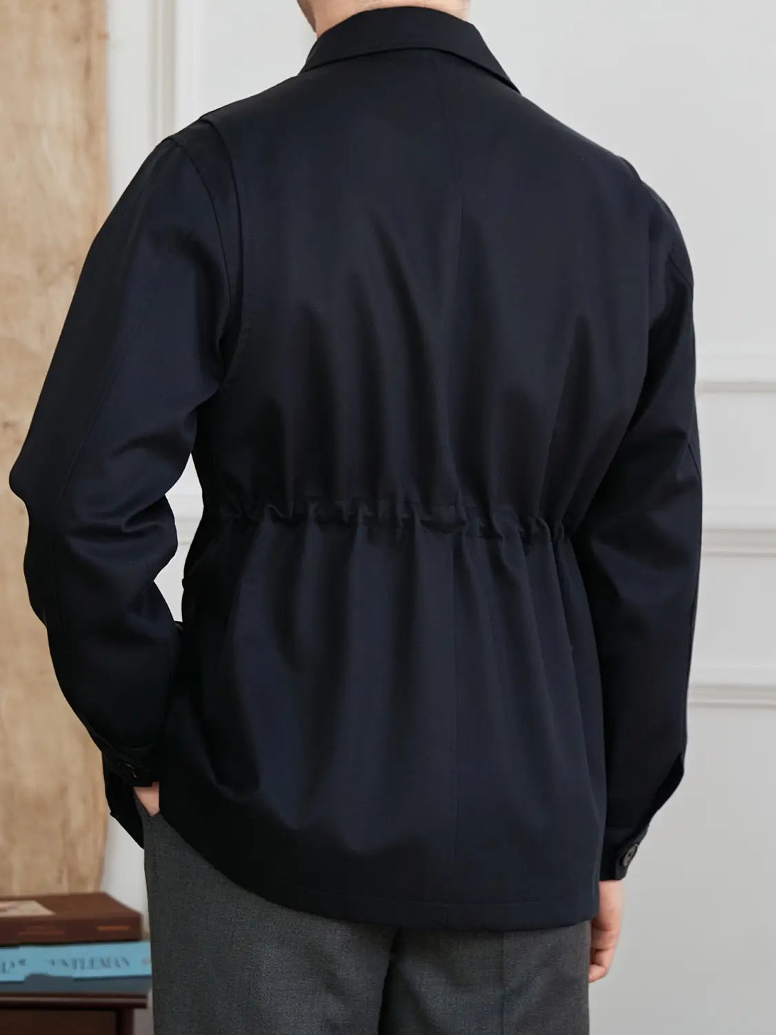 Herren-Lyocell-Mischung Utility-Safarijacke in Schwarz mit langen Ärmeln, dezenter Schattierung und elastischem Taillenbund mit Klappentaschen.