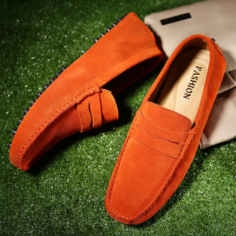 Mocassins classiques en daim orange vif, avec surpiqûres contrastées et un design détaillé réalisé à la main.