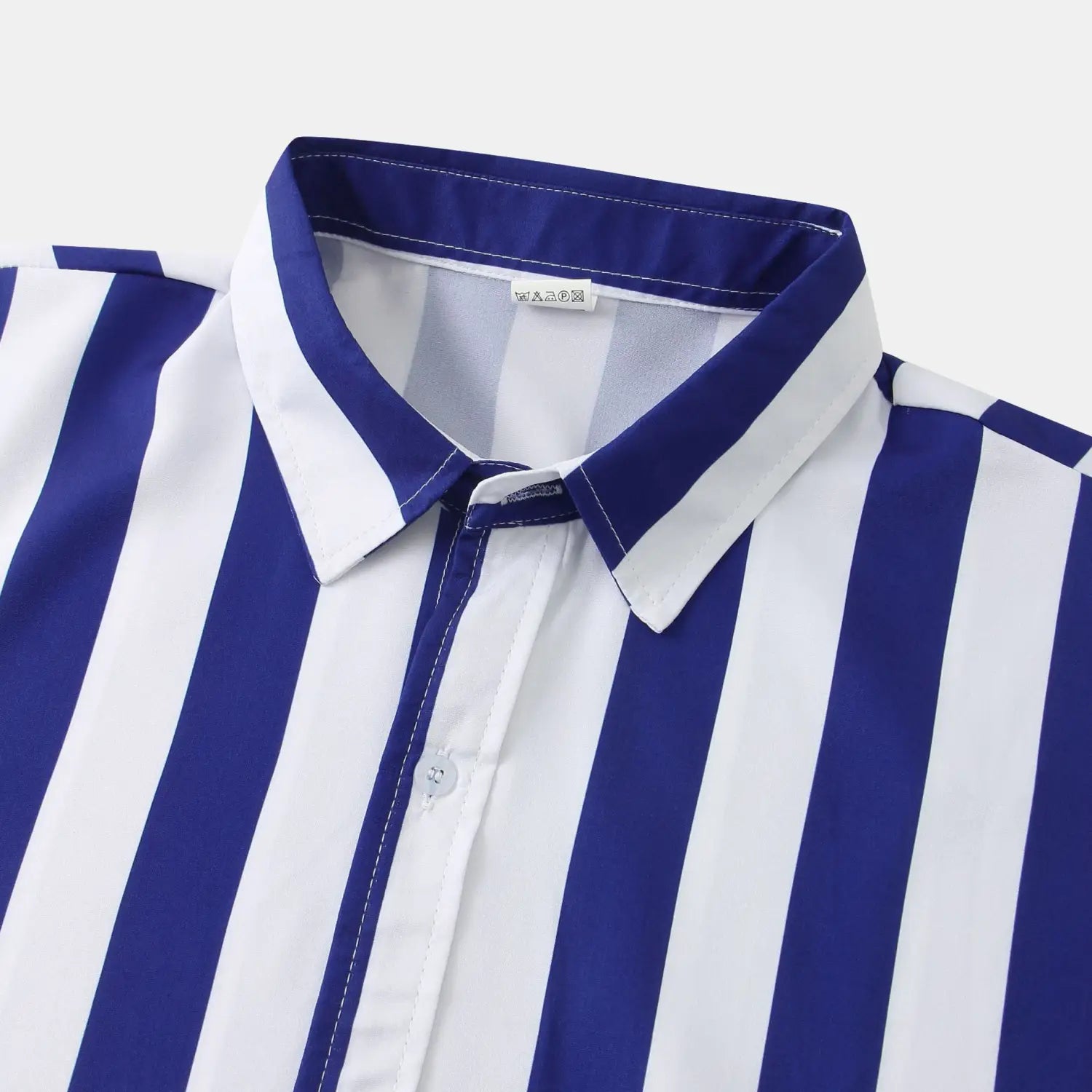 Une chemise pour homme à rayures, à manches courtes, boutonnée sur le devant, présentant un motif vertical bleu et blanc net, avec un col classique.
