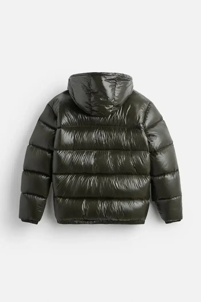 Dunkelolivgrüne glänzende wattierte Kapuzen-Steppjacke mit wattierter Oberfläche und angefügter Kapuze.