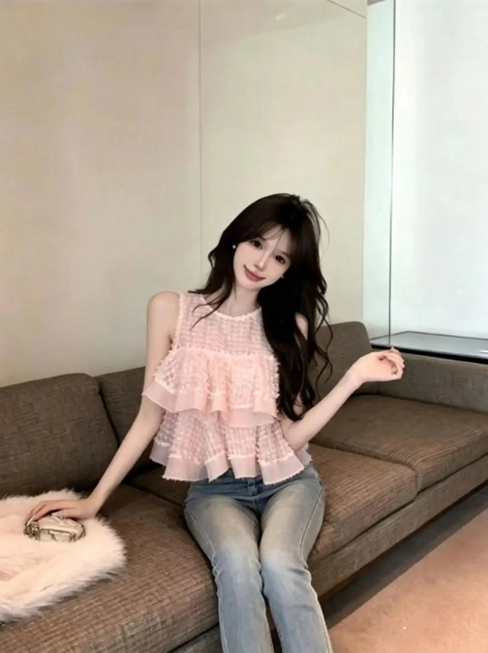 Top delicado rosa en encaje en niveles con diseño favorecedor off-shoulder que complementa el estilo de top de blusa negra sin mangas con volante fruncido en capas.