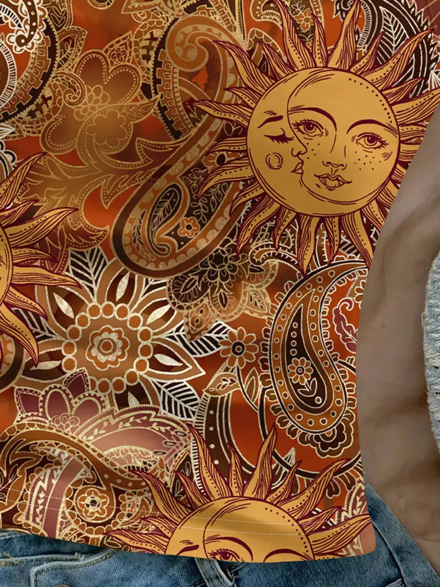 Ein leuchtendes Orange-Paisley-Haltertop mit Slim Fit-Passung, mit aufwendigen Sonnen- und Monden-Gesichtern sowie detaillierten floralen Motiven aus orangefarbenem und goldenem Stoff.