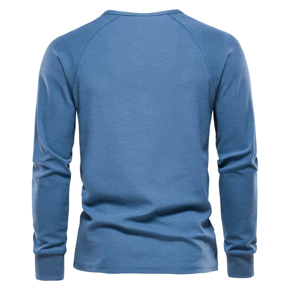 Chemise henley à manches longues côtelée pour homme, de couleur bleue, présentant une texture côtelée et des manches raglan réalisées dans un tissu thermique.
