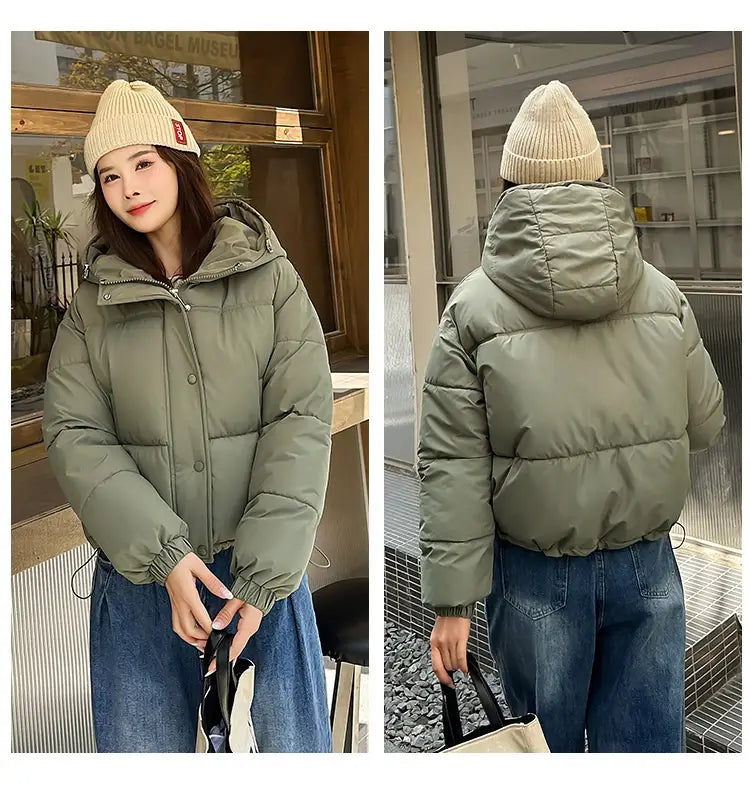 Olivgrüne leichte Kapuzen-Pufferjacke aus Baumwolle mit Steppdesign und Kapuze, auf der Rückseite dargestellt
