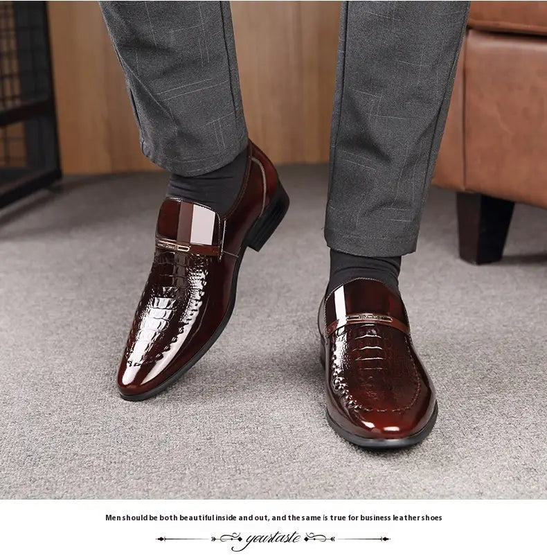 Herren-Slipper aus weinrotem Lackleder mit Krokodilprägung und kontrastierendem weißem Streifen über dem Vorderblatt.