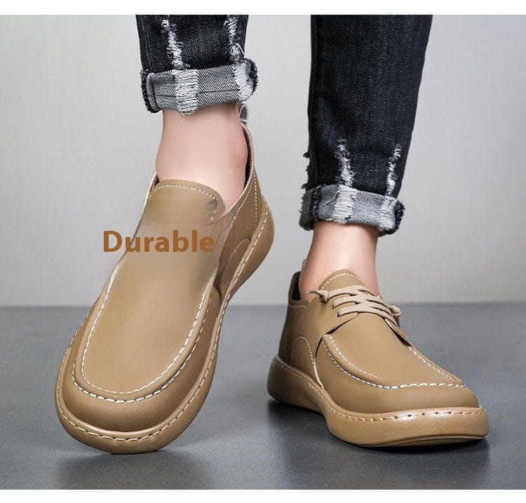 Chaussures rétro britanniques élégance décontractée pour homme en cuir beige, style enfiler, couture blanche contrastante et semelle massive.