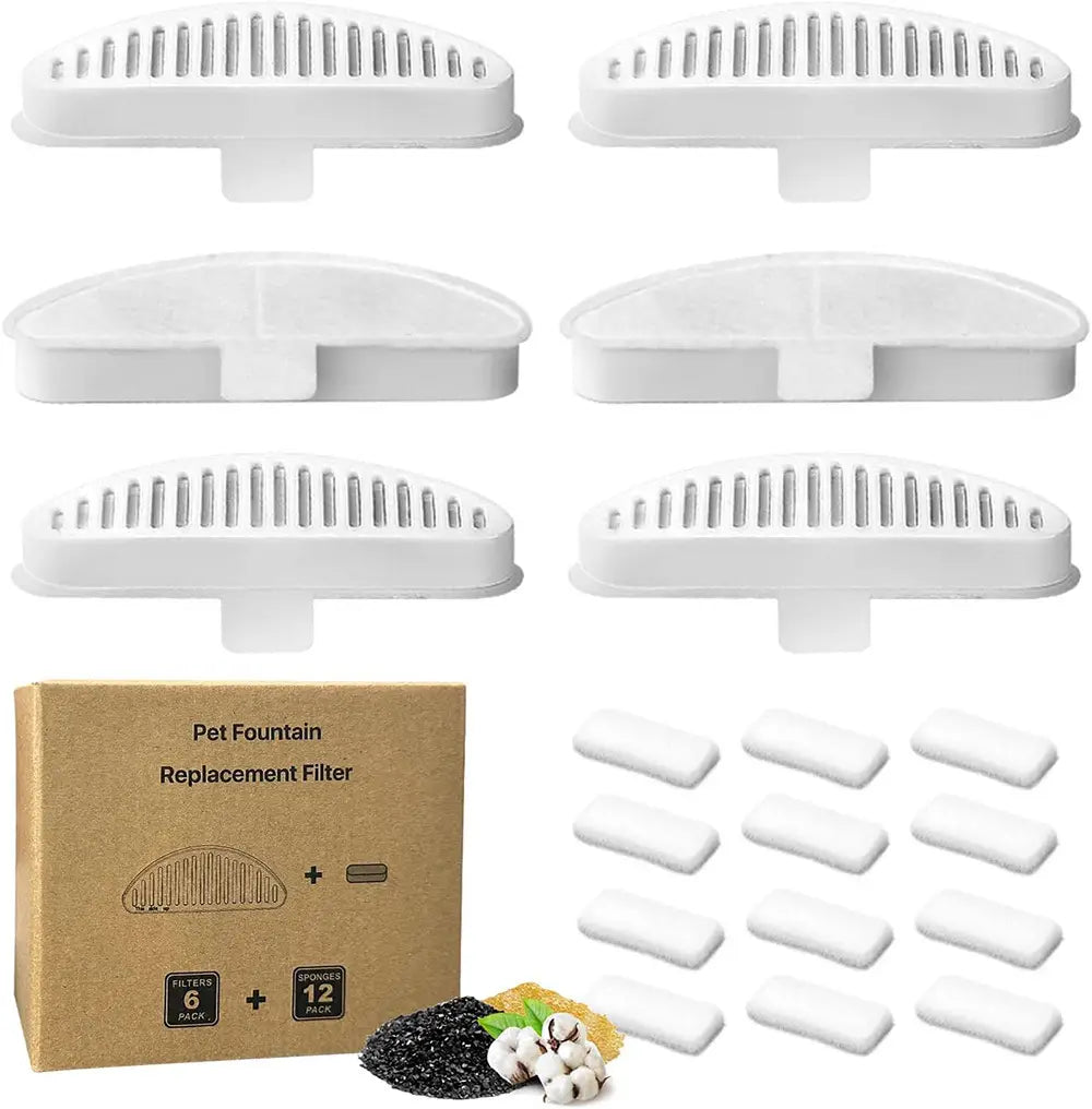 filtres de remplacement pour fontaine pour animaux de compagnie en plastique blanc, de forme triangulaire et à conception à fentes, accompagnés de coussinets éponge en coton blanc dans le cadre d’un filtre de remplacement pour fontaine pour animaux de compagnie et d’un kit de tampons en coton.