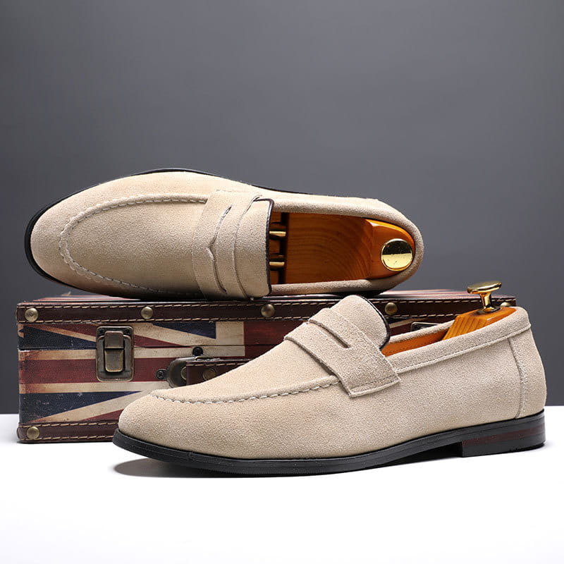 Mocassins penny en daim beige pour hommes, avec un design classique et des semelles en caoutchouc noires, pour un port décontracté en cuir à enfiler.