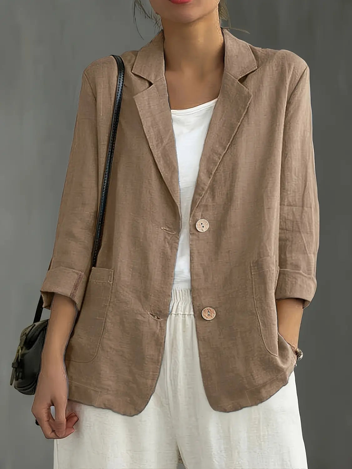 Blazer de lino color beige con mangas remangadas y botones a juego, diseñado para chaqueta de trabajo casual para mujer.