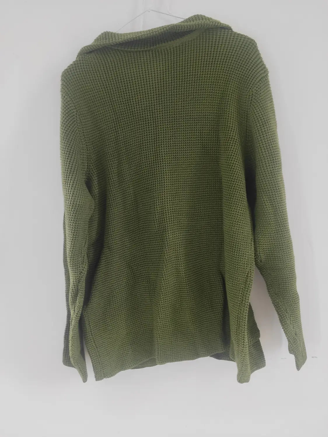 Pull-over en cardigan tricoté vert olive pour homme à col montant, avec un motif en maille gaufrée, coupe décontractée et poignets côtelés.