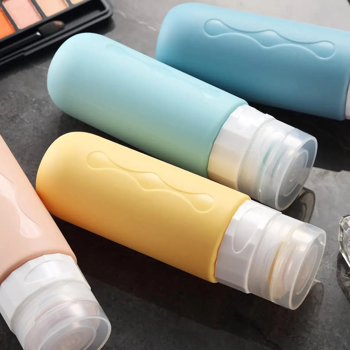 des flacons souples de voyage en silicone réutilisables de couleur pastel avec des bouchons en plastique transparent, ensemble anti-fuite conçu pour un usage pratique en voyage