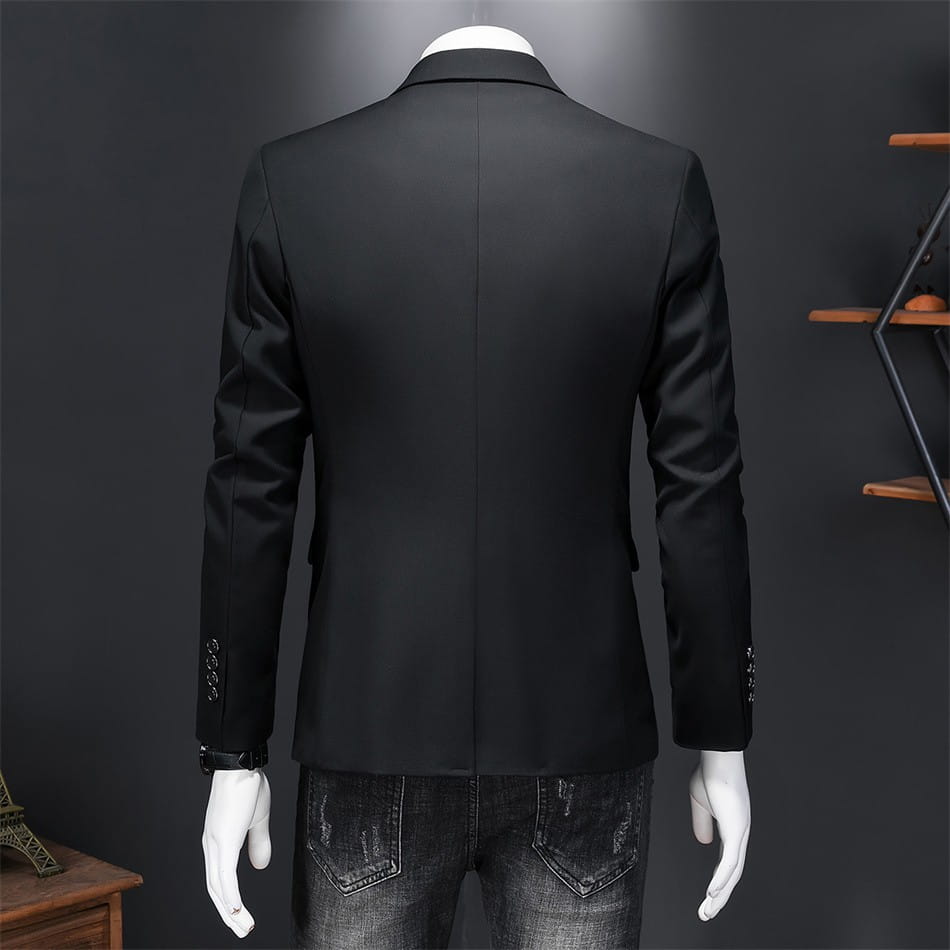 Chaqueta de vestir empresarial de pana negra con ajuste slim, diseño a medida con un ligero brillo y puños abotonados.