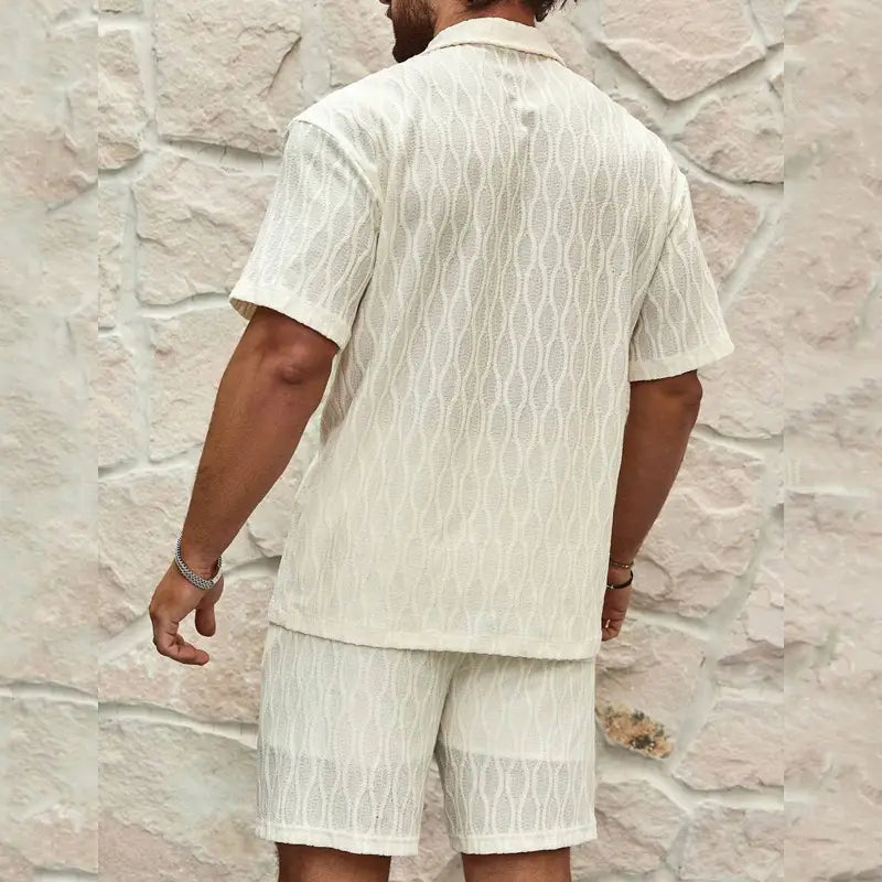 Cremefarbenes Herrenhemd mit kurzem Ärmel und Knopfleiste mit einem subtilen, gewebten geometrischen Wellenmuster in einem strukturierten Sommerhemd- und Shorts-Set.