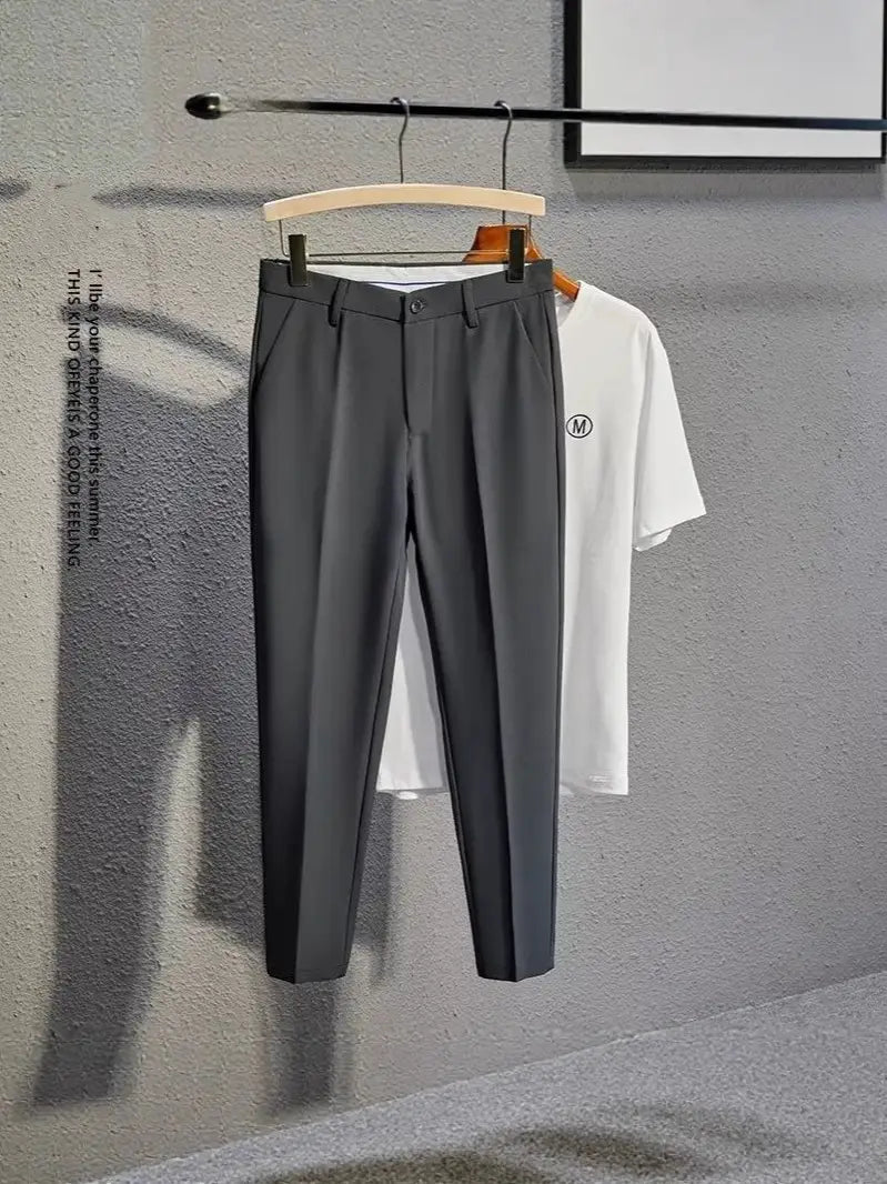 Herren-Slim-Fit-Anzughose in dunkelgrauem Stoff, mit einem eleganten, modernen Schnitt und dezenten Bügelfalten am Bund.