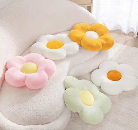 Oreillers de taille en peluche à fleurs aux couleurs pastel et duveteuses, roses, jaunes, blanches et vert menthe, fabriqués dans une matière en peluche douce pour le confort et la décoration.