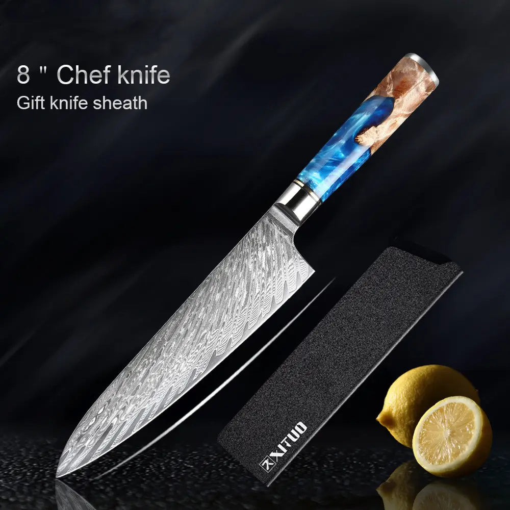 Un cuchillo de chef de 8 pulgadas con hoja de acero damasco y un mango con incrustación de resina azul sobre vetas de madera del set de cuchillos de chef de damasco con mango de resina azul de 7 piezas.