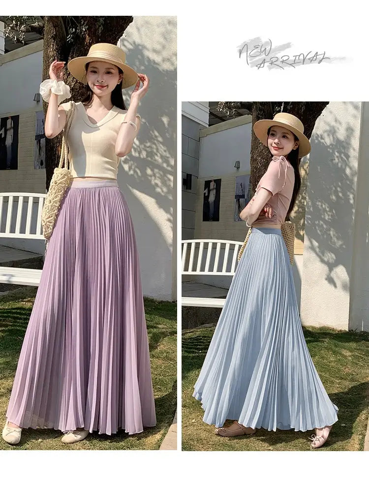 Ein fließender plissierter Chiffon-Maxirock für Damen in sanften Lavendel- und Hellblau-Tönen.
