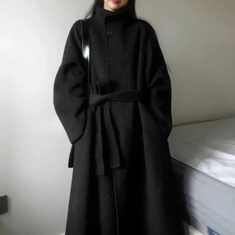 Kurz geschnittener Wollmantel in Dunkelgrau mit weiten Ärmeln und gegürtelter Taille aus koreanischem Mid-Lenght-Wollstoff.